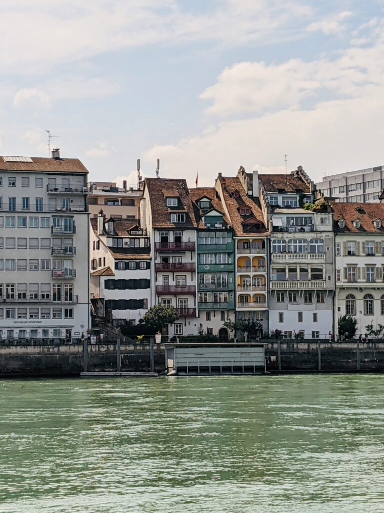 Rio Reno e casas históricas de Basel