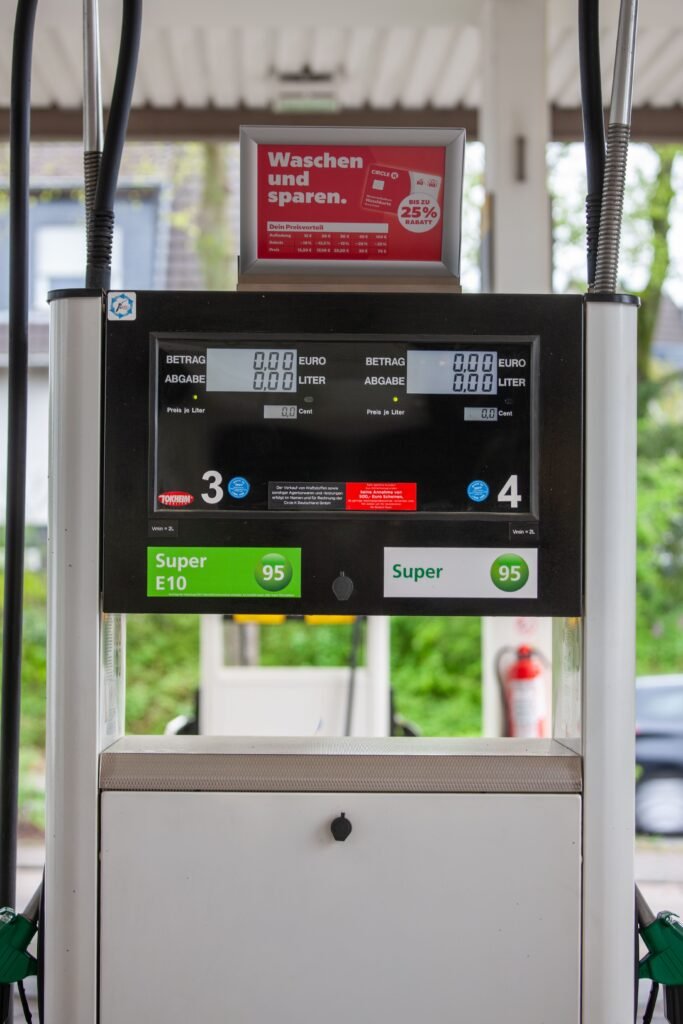 Combustível fica mais barato na Alemanha: redução chega a 17 centavos por litro